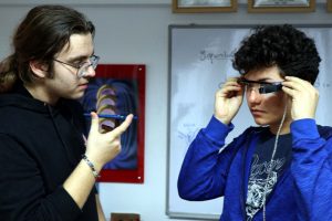 İşitme engelliler i&ccedil;in 'alt yazılı' g&ouml;zl&uuml;k geliştirdiler