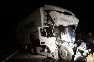 TIR'lar &ccedil;arpıştı: 1 &ouml;l&uuml;, 1 yaralı
