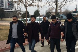 Kendilerini polis olarak tanıtıp Suriye uyruklu gen&ccedil;leri...