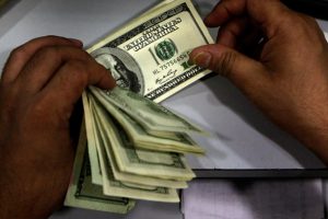Tahran'da dolar bozdurmak isteyen 2 yabancı &ouml;ğrenciye g&ouml;zaltı