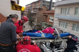 Obezitesi hastası kadın, terastan itfaiye merdiveniyle indirildi