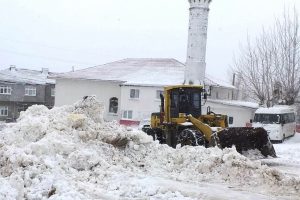 Kardan kapanan 215 k&ouml;y yolunu a&ccedil;ma &ccedil;alışmaları s&uuml;r&uuml;yor