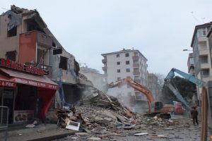 Kartal'da riskli 8 binadan 5'incisi de yıkılıyor