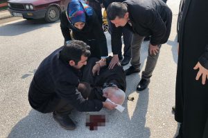 Otomobilin &ccedil;arptığı motosikletin s&uuml;r&uuml;c&uuml;s&uuml; yaralandı