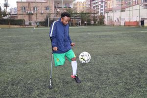 Kenyalı futbolcunun protez hayali T&uuml;rkiye'de ger&ccedil;ekleşti