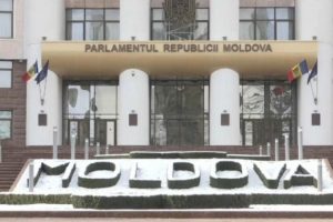 Moldova parlamentosu b&ouml;l&uuml;nd&uuml;
