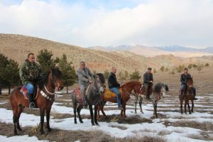 Atlara binip 'karlı pekmez' yemeye gittiler