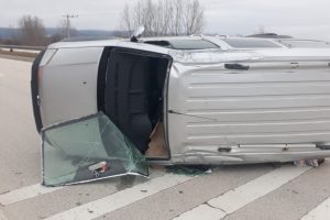 Yoldan &ccedil;ıkan ara&ccedil; takla attı