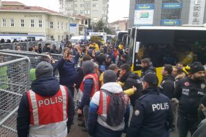 Fenerbah&ccedil;e taraftarı derbi i&ccedil;in yola &ccedil;ıktı