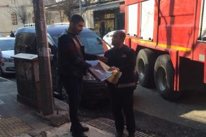 Esnafın dikkati yavru kuşu &ouml;l&uuml;mden kurtardı
