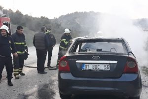 Seyir halindeki otomobil alev alev yandı