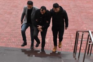 Ruhsatsız tabanca ve uyuşturucuyla yakalanan ş&uuml;pheli tutuklandı