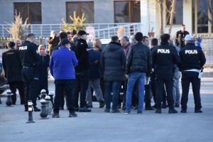 Ameliyatta &ouml;len hastanın yakınları, hastaneyi birbirine kattı