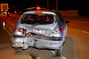 İki otomobil feci şekilde &ccedil;arpıştı: 2 yaralı