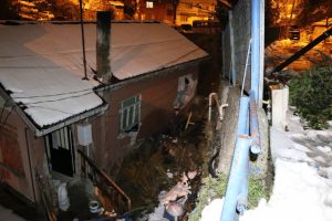İstinat duvarı &ccedil;&ouml;kt&uuml;, aile faciadan d&ouml;nd&uuml;