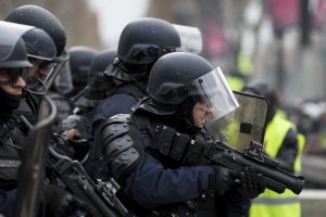 Sarı yeleklilerin g&ouml;sterisinde polis şiddetine su&ccedil; duyurusu