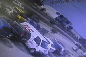 Bursa'da bariyerlere &ccedil;arparak takla atan otomobil 70 metre b&ouml;yle s&uuml;r&uuml;klendi