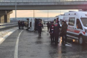 Havalimanı servisi yan yattı! 9 iş&ccedil;i...