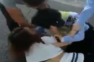 Polis, durdurduğu s&uuml;r&uuml;c&uuml;n&uuml;n eşi ile sa&ccedil; baş birbirine girdi