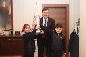 Bursalı minik şampiyonlar sevin&ccedil;lerini D&uuml;lger ile paylaştı