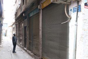 Dumanlar y&uuml;kseldi! 8 kişi hastanelik oldu