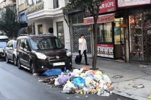 İş&ccedil;iler eylemde, &ccedil;&ouml;pler sokak ortasında: 'Kriz k&ouml;t&uuml; y&ouml;netimden ileri geliyor'
