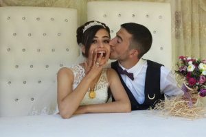 20 yaşında beynindeki t&uuml;m&ouml;re yenik d&uuml;şt&uuml;! &Ccedil;ektiği video izleyenleri duygulandırdı