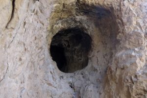 Taş ocağı &ccedil;alışması sırasında bulundu! Gefineciler tarafından talan edildi