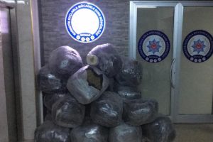 Saman balyalarının arasından zehir fışkırdı!