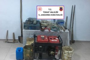 Ka&ccedil;ak kazı yapan 12 kişiye jandarmadan su&ccedil;&uuml;st&uuml;