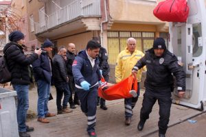 Eşinin g&ouml;zleri &ouml;n&uuml;nde &ouml;ld&uuml;r&uuml;ld&uuml;!