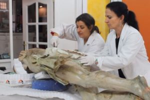 300 yıllık İsa Heykelinin kal&ccedil;asında bulunan gizli not şoke etti
