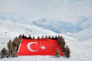 Kato'da g&ouml;rev yapan Mehmet&ccedil;iğe anlamlı ziyaret