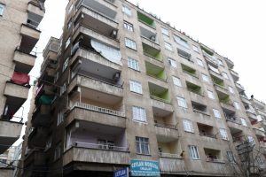 Yıkılma tehlikesi olan binaya boşaltma kararı geldi