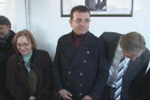 İmamoğlu, Birinci ailesinin tek g&ouml;z odalı evine misafir oldu