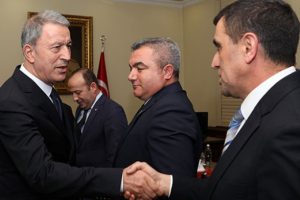 Bakan Akar, emekli uzmanlarla bir araya geldi
