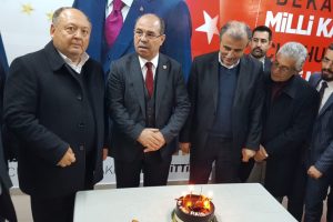 Erdoğan'ın doğum g&uuml;n&uuml; MHP se&ccedil;im b&uuml;rosunda pastayla kutlandı