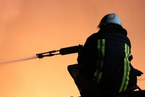 Metruk evde korkutan yangın: Binadakiler tahliye edildi