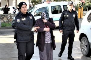 K&uuml;s rol&uuml;yle 2,5 milyonluk vurgun yapan 2 yaşlı kadın ve 3 şebeke &uuml;yesi tutuklandı