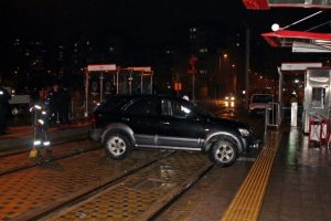 Cip tramvay hattına girdi: 2 yaralı