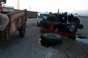 Trakt&ouml;r ile hafif ticari ara&ccedil; &ccedil;arpıştı: 3 yaralı