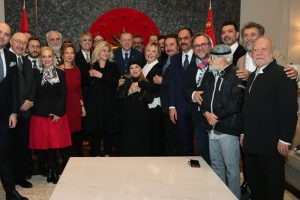 Muazzez Ersoy: Cumhurbaşkanımıza &ccedil;oğunlukla fotoğraf &ccedil;er&ccedil;evesi ve kitap hediye edildi
