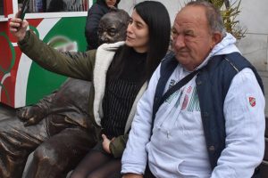 Trib&uuml;nlerin simgesiydi, 50 yıldır oturduğu banka heykeli yapıldı