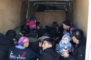 37 d&uuml;zensiz g&ouml;&ccedil;men yakalandı