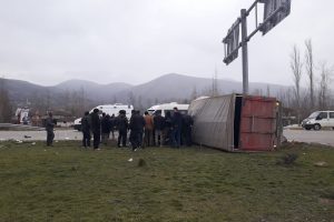 Yoldan &ccedil;ıkan kamyon yan yattı! İki kardeş...
