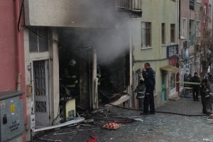 Mobilya at&ouml;lyesinde korkun&ccedil; patlama! Alevlerden kurtulamadı