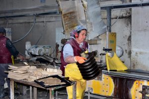 Kadınların elinden d&uuml;nyaya ihra&ccedil; ediliyor