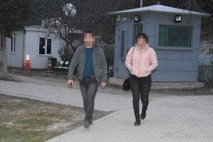 Trans birey E.K. ile ilişki i&ccedil;in gittiler... Şok baskın!