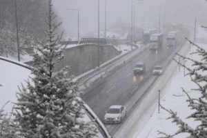 Bolu Dağı'nda yoğun kar yağışı başladı