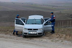 Otomobilde silahlı bor&ccedil; kavgası: 2 yaralı